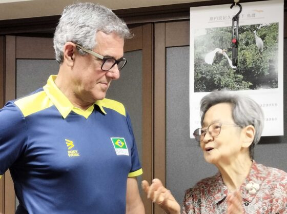 ブラジルの監督・ギマラエス氏が故松平康隆名誉会長の奥様を訪問